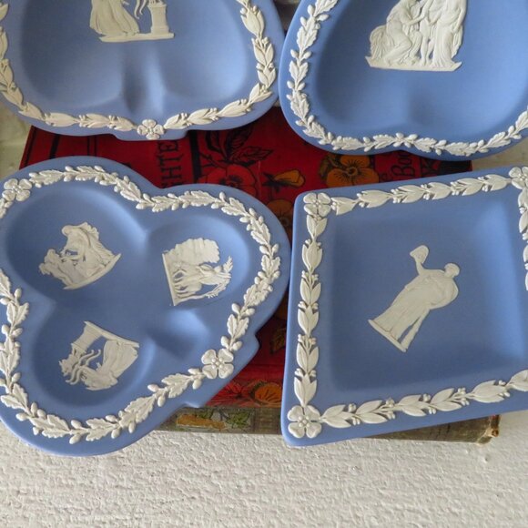 4 Vintage Diamond, heart, clover and spade shaped Wedgwood Blue Jasperware Trink - Picture 3 of 10
